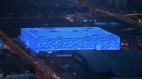 National Aquatics Center yang dikenal sebagai Ice Cube venue untuk curling pada Olimpiade Musim Dingin 2022 terlihat di Beijing, 3 Januari 2022. Olimpiade Musim Dingin 2022 akan dibuka pada 4 Februari mendatang. (GREG BAKER/AFP)