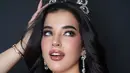 Mahkota ini dipadu dengan dress gold full payet dan anting gantung bermata berlian yang megah [@tasyafarasya]