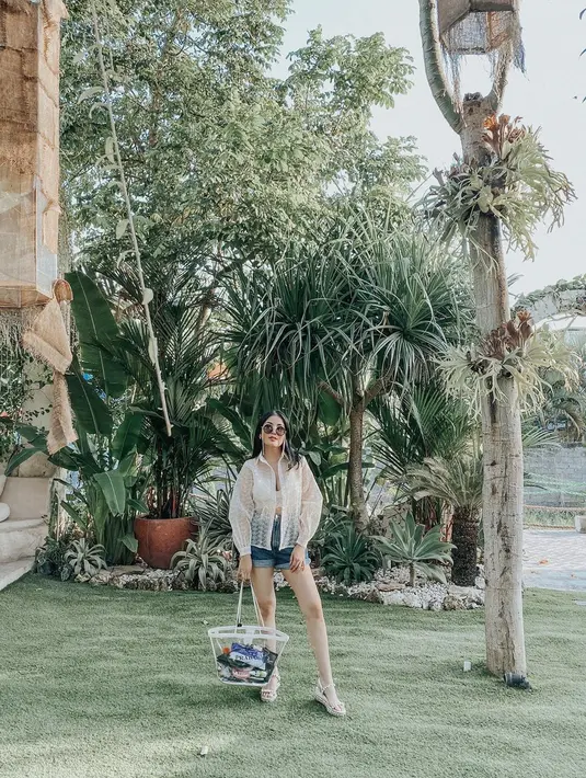 "Jadi zaman dulu ada item-item gitu kalau beli di pasar terus ada ulet-ulet yang kecil jadi suka masuk ke hidung. Dan nggak pernah nyuapin anak pisang. Pasti mbak,” ungkap Nindy Ayunda. (Instagram/nindyparasadyharsono)