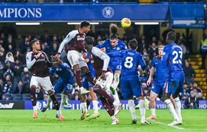 Pemain Aston Villa, Ollie Watkins, sukses menjadi mimpi buruk publik Stamford Bridge dengan dua golnya ke gawang Chelsea pada pekan ke-18 Premier League. (AFP/Glyn Kirk)