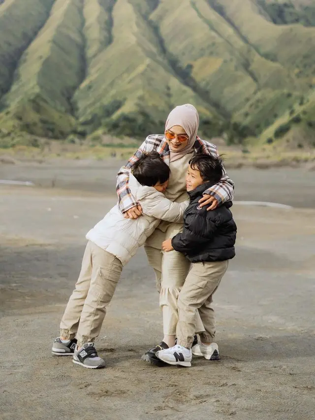 9 Potret Gaya Kompak Ririe Fairus dan Dua Anaknya Saat Liburan ke Bromo
