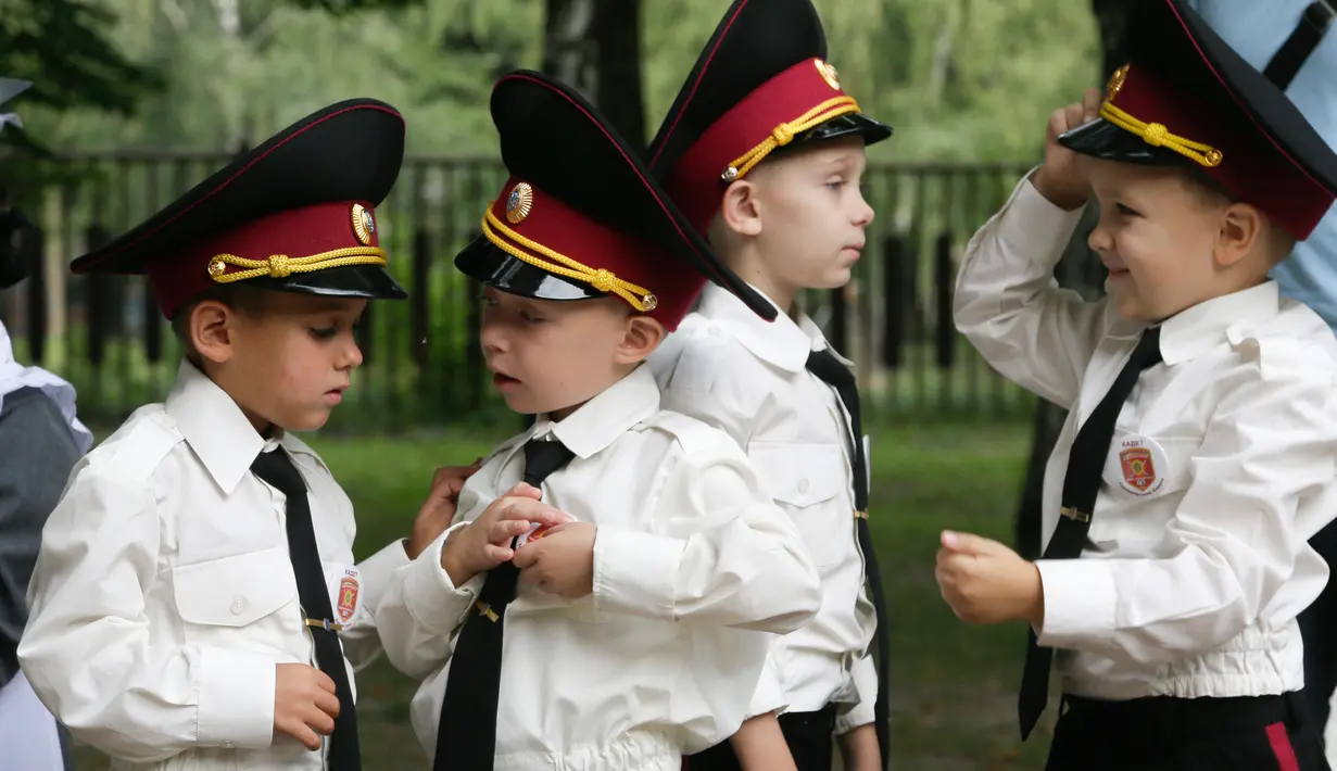 Para taruna muda memeriksa seragam mereka sebelum upacara pada hari pertama sekolah di salah satu sekolah Kadet terbaik, lyceum, di Kiev, Senin (3/9). Ukraina menandai Hari Pengetahuan, sebagai dimulainya tahun ajaran baru. (AP Photo/Efrem Lukatsky)
