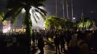 Aksi demonstrasi menolak pengesahan RUU TNI di depan Gedung MPR/DPR/DPD, Senayan, Jakarta pada Kamis (20/3/2025) diwarnai kericuhan. Sejumlah mahasiswa peserta demo tampak terluka. (Liputan6.com/Ady Anugrahadi)