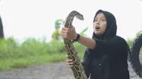 Satpam Cantik di Bojonegoro Ini Jatuh Cinta Sama Ular Piton