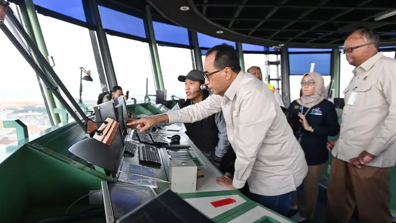 Menteri Perhubungan (Menhub) Budi Karya Sumadi mengecek pergerakan penumpang dan pesawat pada masa arus balik di Bandara Soekarno-Hatta, Tangerang, Jumat (12/4/2024). (Dok Kemenhub)