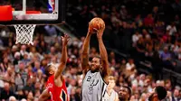 Pemain San Antonio Spurs, Kawhi Leonard (dua dari kiri), menjadi bintang timnya saat mengalahkan New Orleans Pelicans di AT & T Arena, Minggu (30/10/2016) WIB. (Bola.com/Twitter/Spurs Nation)