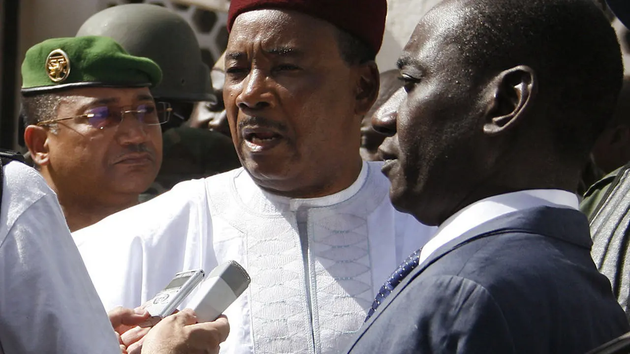 Presiden Niger Mahamadou Issoufou (kiri) (AP)