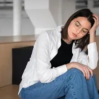 Wanita sendirian sensitif menangis kecewa / bt freepik