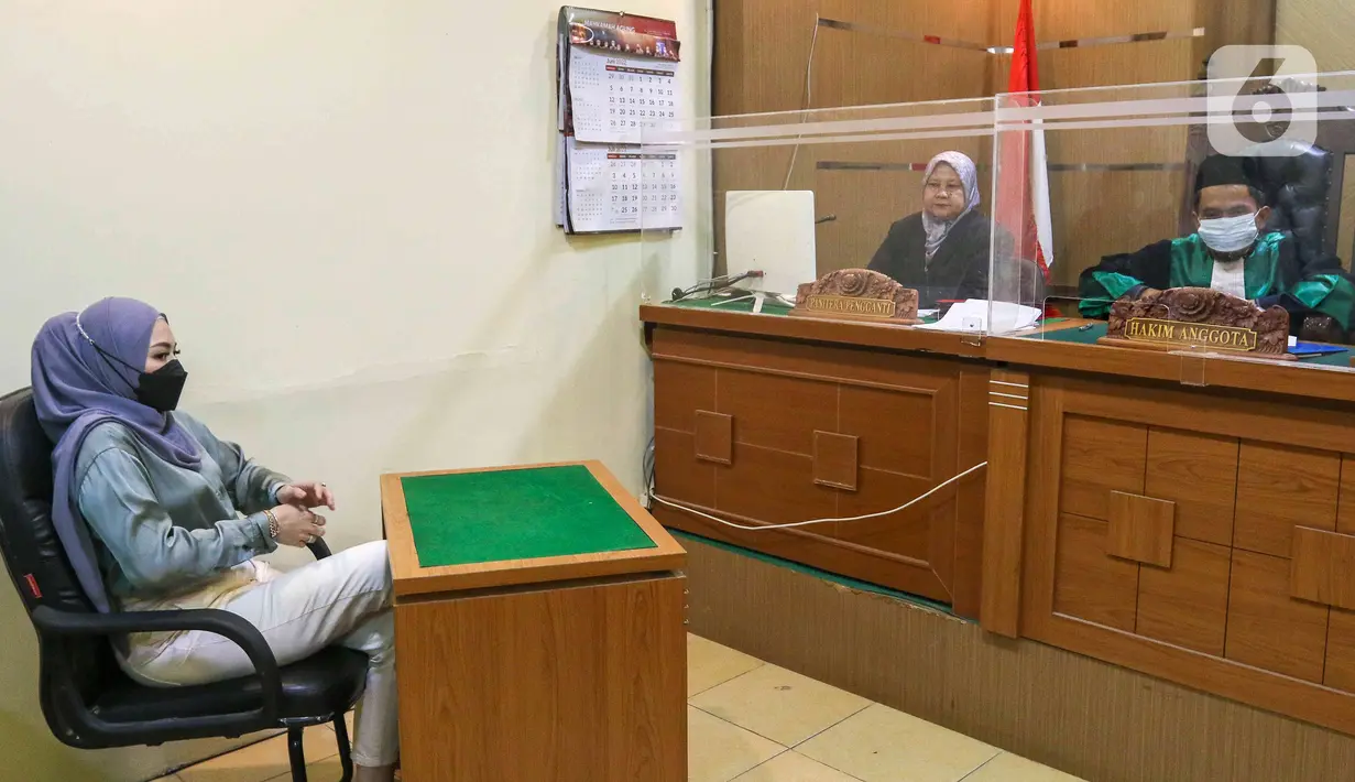 Selebriti Nathalie Holscher menjalani sidang perceraian dengan komedian Entis Sutisna atau lebih dikenal Sule di Pengadilan Agama (PA) Cikarang, Jawa Barat, Rabu (20/7/2022). Nathalie Holscher dan Sule datang ke PA Cikarang untuk menghadiri sidang perdana perceraian yang beragendakan pemeriksaan berkas dan mediasi. (Liputan6.com/Herman Zakharia)
