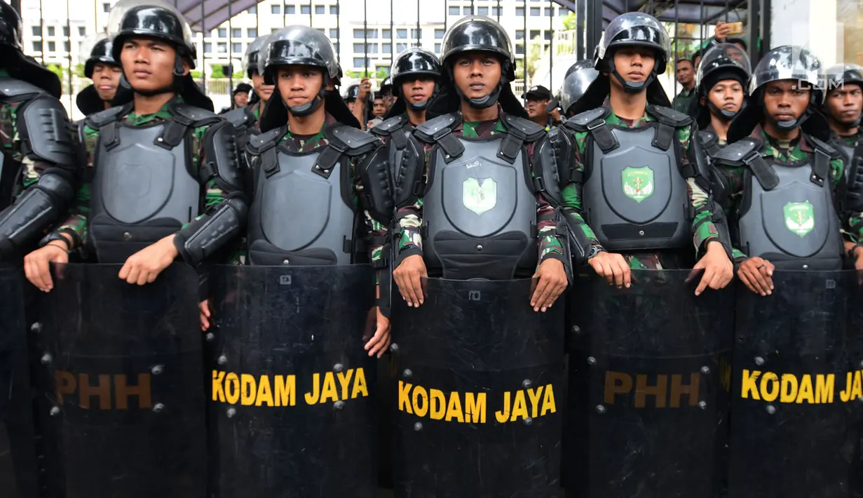 Prajurit TNI dengan tameng mengikuti simulasi pengamanan Pemilu 2019 di depan Kantor KPU, Jakarta, Sabtu (16/3). Simulasi dalam rangka persiapan mengamankan Pilpres serta pemilihan legislatif pada 17 April mendatang. (merdeka.com/Imam Buhori)