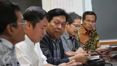 Komisioner Komisi Yudisial (KY) Imam Anshori Saleh (tengah) memberikan keterangan pers mengenai penetapan tersangka ketua dan komisioner KY dalam dugaan pencemaran nama baik Hakim Sarpin di Gedung KY, Jakarta, Minggu (12/7). (Liputan6.com/Faizal Fanani)