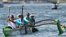 Mantan atlet kano, Rubens Pompeu, membawa obor Olimpiade Rio dengan menaiki perahu di Danau Paranoa, Brasilia, Brasil, (3/5/2016). (AFP/Yasuyoshi Chiba)