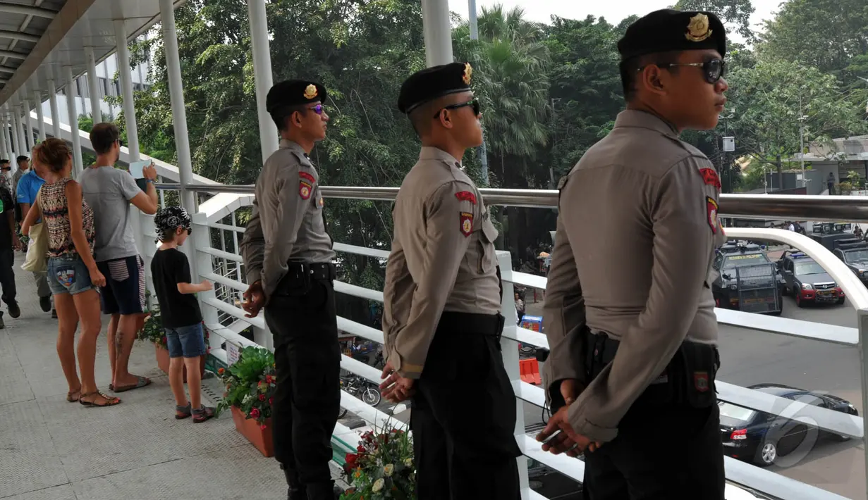 Aparat Kepolisian berjaga di sekitar Bundaran Hotel Indonesia, Jakarta (20/5/2015). Penjagaan ini berkaitan dengan akan dilaksanakannya aksi ribuan mahasiswa di depan Istana Presiden. (Liputan6.com/Johan Tallo)