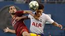 Gelandang Tottenham Luke Amos berebut bola dengan bek AS Roma Lucas saat bertanding pada pertandingan International Champions Cup di San Diego (25/7). Tottenham menang telak 4-1 atas Roma. (AP Photo/Gregory Bull)