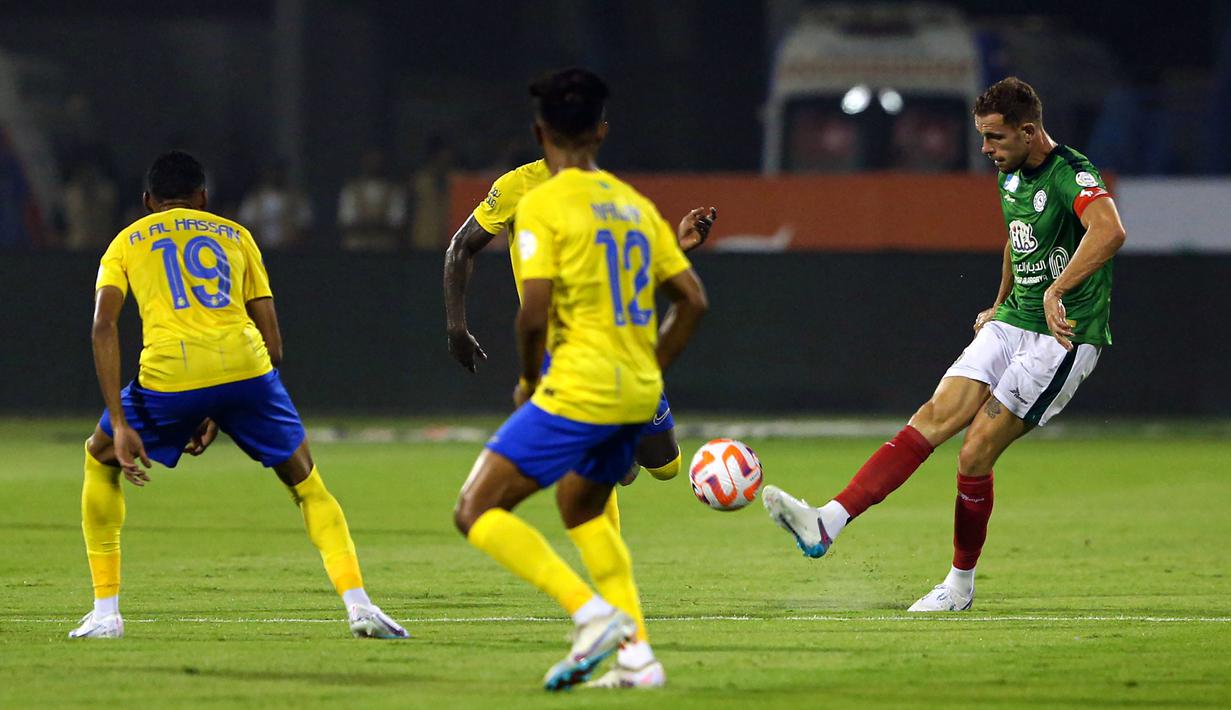Pemain Al-Ettifaq, Jordan Henderson (kanan) mengumpan bola saat laga pekan pertama Liga Arab Saudi 2023/2024 melawan Al-Nassr di Prince Mohamed bin Fahd Stadium, Dammam, Selasa (15/08/2023) dini hari WIB. (Twitter/@Ettifaq)