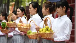 Para staf memamerkan produk-produk pertanian lokal pada pembukaan acara perayaan untuk menandai festival panen petani China di Distrik Pinggu, Beijing, ibu kota China, pada 24 September 2020. (Xinhua/Ren Chao)