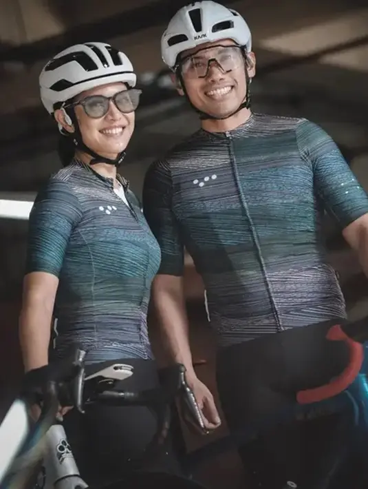 Dian Sastrowardoyo dan suami sama-sama memiliki hobi olahraga. Momen Dian dan Indra pakai jersey olahraga untuk 
 bersepeda ini tuai atensi. Potret Dian dan suami ini terlihat kompak pakai baju senada. (Liputan6.com/IG/therealdisastr)