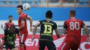Pemain PSM Makassar, Sutanto Tan (kedua dari kiri) mengontrol bola di udara dibayangi sejumlah pemain Barito Putera dalam laga pekan ke-5 BRI Liga 1 2021/2022 di Stadion Wibawa Mukti, Cikarang, Senin (27/9/2021). PSM kalah 0-2. (Bola.com/Ikhwan Yanuar)
