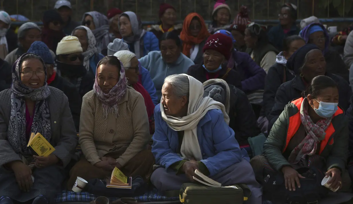 Umat Budha berpartisipasi dalam doa-doa Monlam dekat Stupa Boudhanath di Kathmandu, Nepal (7/1/2020). Monlam adalah acara tahunan di mana para biksu berdoa untuk perdamaian dunia. (AP Photo/Niranjan Shrestha)