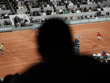 Petenis Spanyol, Rafael Nadal (kiri) saat bertanding melawan Novak Djokovic dari Serbia dalam pertandingan perempat final turnamen French Open 2022 di stadion Roland Garros di Paris, Rabu (1/6/2022). Nadal berhasil melaju ke semifinal usai mengalahkan Djokovic dengan skor 6-2, 4-6, 6-2, 7-6(4). (AP Photo/Thibault Camus)