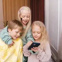 Gen Z menghadapi tantangan baru ketika menjadi orang tua karena anak tumbuh berdampingan dengan internet, mulai dari penggunaan teknologi hingga berbagai risiko di ruang digital. (Foto/Dok: Pexels)