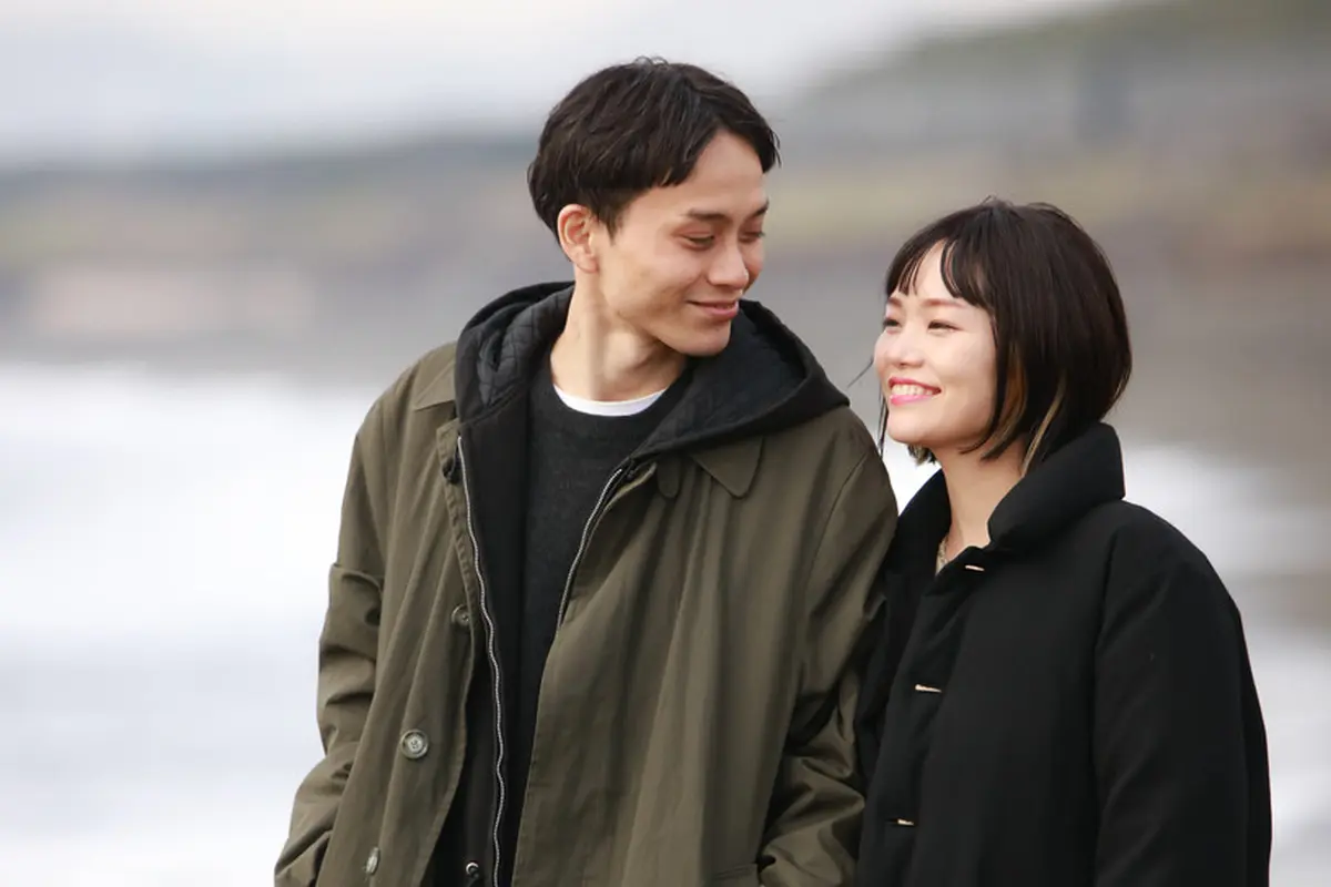 couple romantis bahagia