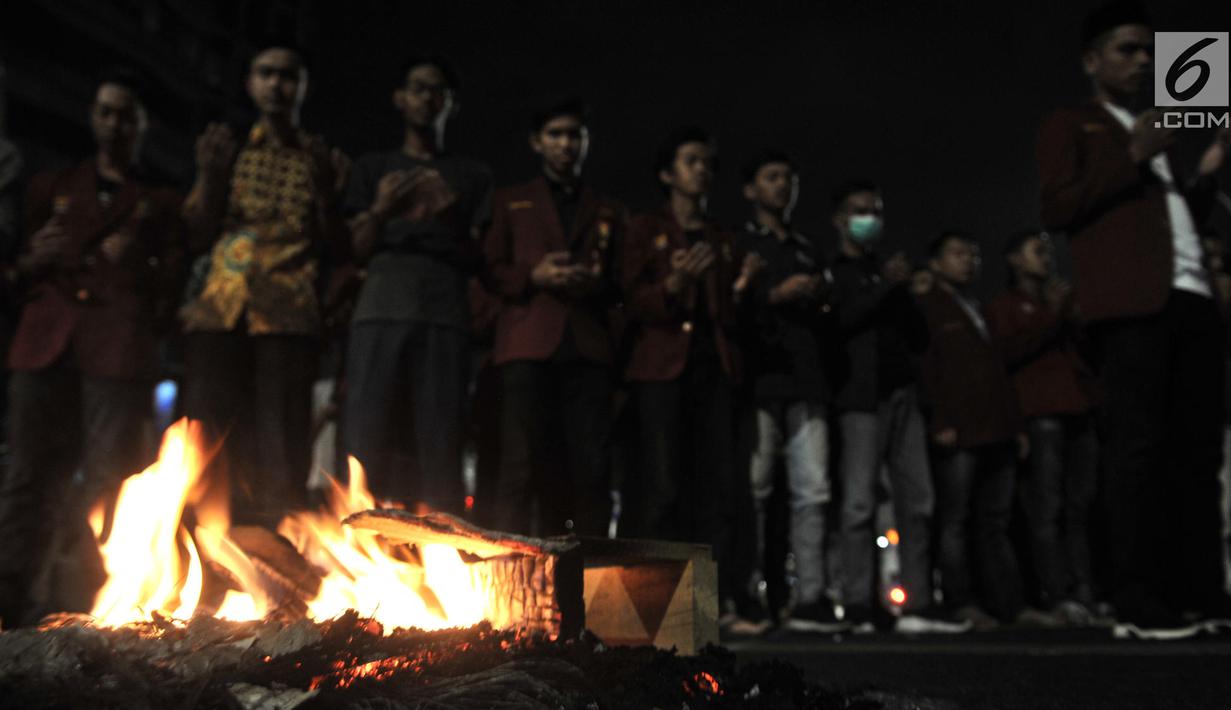Mahasiswa Ikatan Mahasiswa Muhammadiyah (IMM) melakukan aksi solidaritas di depan Gedung Muhammadiyah, Jakarta, Kamis (26/9/2019). Aksi itu mendoakan almarhumah Randi, salah satu mahasiswa Universitas Haluoleo yang tewas saat dmeonstrasi di depan kantro DPRD Sulut. (merdeka.com/Iqbal S Nugroho)