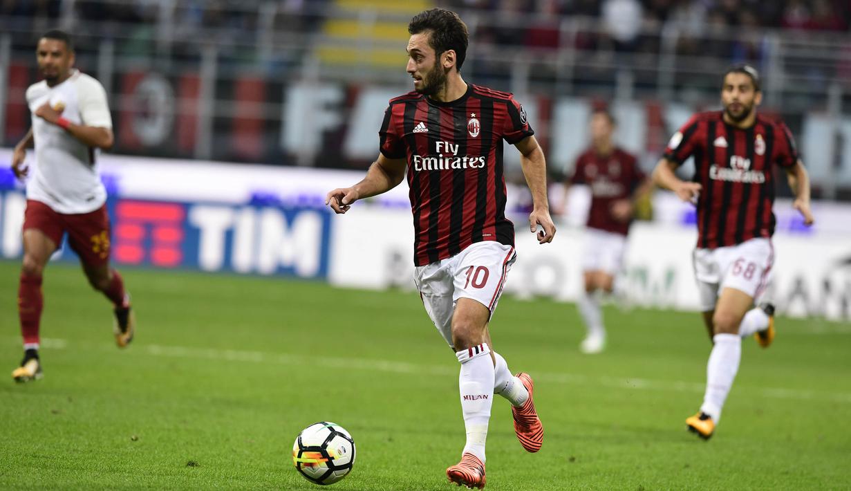 Gelandang AC Milan, Hakan Calhanoglu, menggiring bola saat melawan AS Roma pada laga Serie A Italia di Stadion San Siro, Milan, Minggu (1/10/2017). Milan kalah 0-2 dari Roma. (AFP/Miguel Medina)