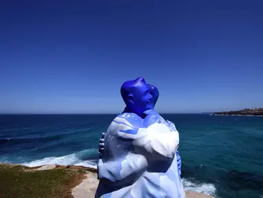 Patung karya seniman Stephen Marr ditampilkan di pameran "Sculpture by the Sea" di dekat pantai Bondi di Sydney (19/10). Pameran  dimulai di sepanjang pantai Bondi menuju pantai Tamarama dan berlangsung hingga 5 November 2017. (AFP Photo/Saeed Khan)