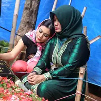 Julia Perez telah meninggal dunia pada 10 Juni 2017  lalu, dan kesedihan masih terus dirasakan keluarga dan orang-orang terdekatnya. Terlebih Sri Wulansih, hingga kini ia masih dirundung sedih atas kepergian anak tercinta. (Nurwahyunan/Bintang.com)