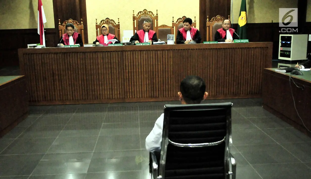 Bupati nonaktif Buton, Samsu Umar Abdul Samiun saat menjalani sidang Pengadilan Tipikor, Jakarta, Rabu (27/9). Samsu merupakan terdakwa dalam kasus suap hakim Mahkamah Konstitusi, Akil Mochtar. (Liputan6.com/Helmi Afandi)