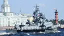 Sejumlah pelaut berjajar rapi di dek saat kapal perang Rusia berlayar selama parade Hari Angkatan Laut di Sungai Neva, Saint Petersburg, Rusia, Minggu (29/7). (AP Photo/Dmitri Lovetsky)