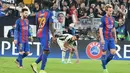 Lionel Messi (kiri) dan Ivan Rakitic (kanan) tampak kecewa setelah kalah dari Juventus pada laga leg pertama perempatfinal Liga Champions di Juventus Stadium, Turin (11/4/2017). Barcelona kalah 0-3. (EPA/Andrea Di Marco)