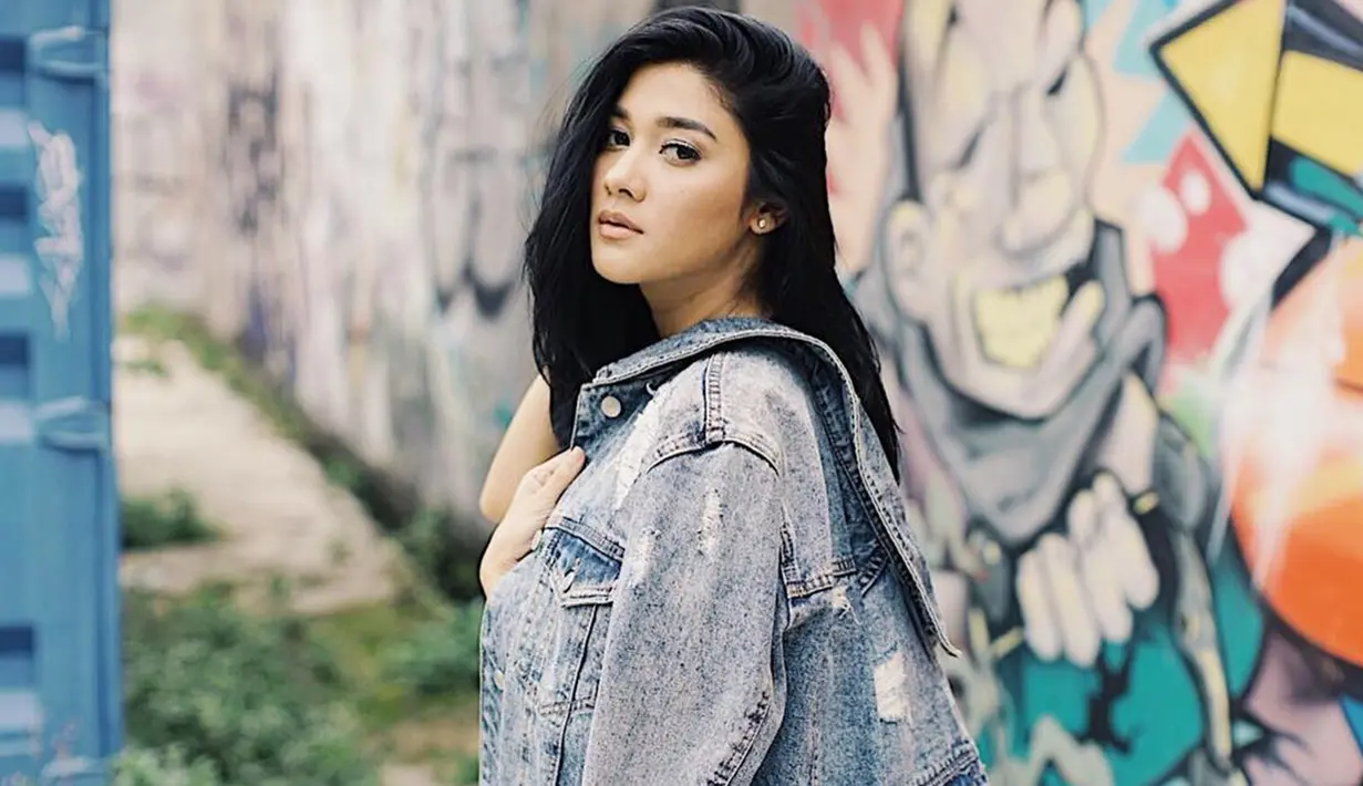 Meskipun sering tampil anggun, adik dari Nana Mirdad ini juga bisa tampil swag dan keren saat pakai jaket denim. Terlebih lagi wajahnya yang dirias makeup tipis memberikan sisi natural look. (Liputan6.com/IG/@naymirdad)