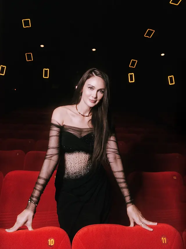 Gaya Luna Maya Bak Queen of the Moon di Gala Premiere Jalan Pulang, Bersinar Dibalut Gaun Bling-bling