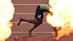 Kembang api menyambut bintang atletik dunia Usain Bolt saat terjatuh pada nomor lari 4x100-meter final putra di World Athletics Championships, London (12/8/2017). (AP/Tim Ireland)