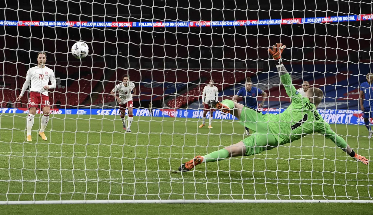 Gelandang Denmark, Christian Eriksen, mencetak gol ke gawang Inggris pada laga UEFA Nations League di Stadion Wembley, Kamis (15/10/2020). Denmark menang dengan skor 1-0. (Daniel Leal-Olivas/Pool via AP)
