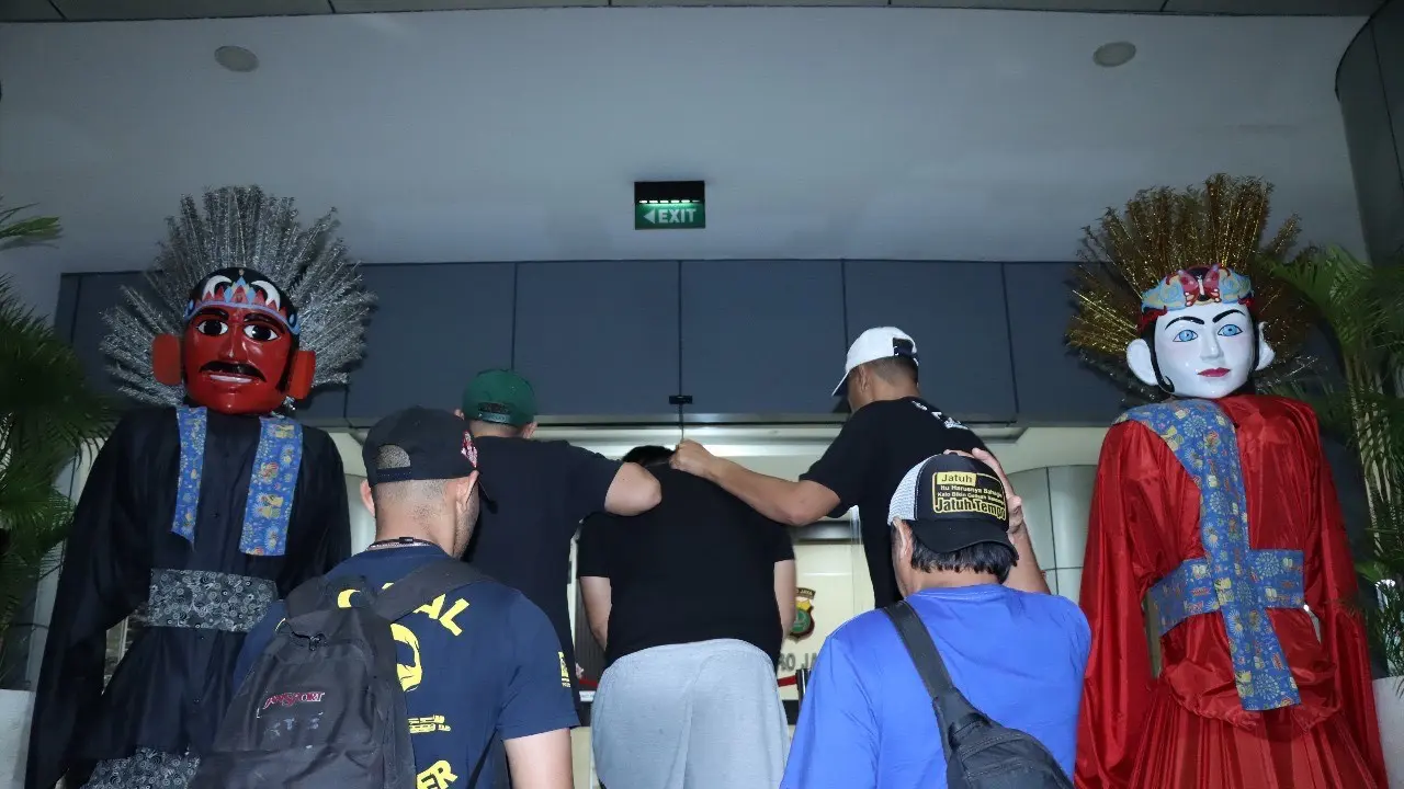 Polisi menangkap seorang kurir narkoba berinisial AS (42) di rumah kontrakan kawasan Jakarta Pusat.