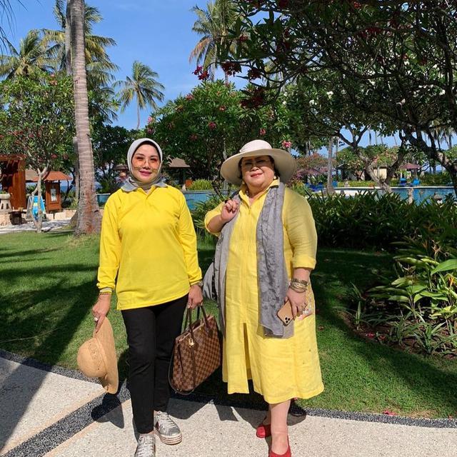 6 Potret Kedekatan Ibunda Nikita Willy dan Indra Priawan, Besan yang Kompak
