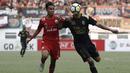 Gelandang Persija Jakarta, Novri Setiawan, berusaha merebut bola saat melawan Sriwijaya FC pada laga Liga 1 di Stadion Wibawa Mukti, Jawa Barat, Sabtu (24/11). Persija menang 3-2 atas Sriwijaya. (Bola.com/Yoppy Renato)