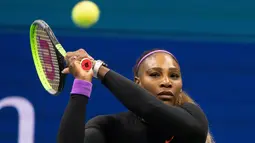 Petenis Amerika Serikat, Serena Williams melakukan servis ke arah petenis China, Wang Qiang pada perempat final AS Terbuka 2019 di USTA Billie Jean King National Tennis Center, Selasa (3/9/2019). Serena Williams melaju ke babak semi final setelah menang 6-1 dan 6-0. (DOMINICK REUTER / AFP)