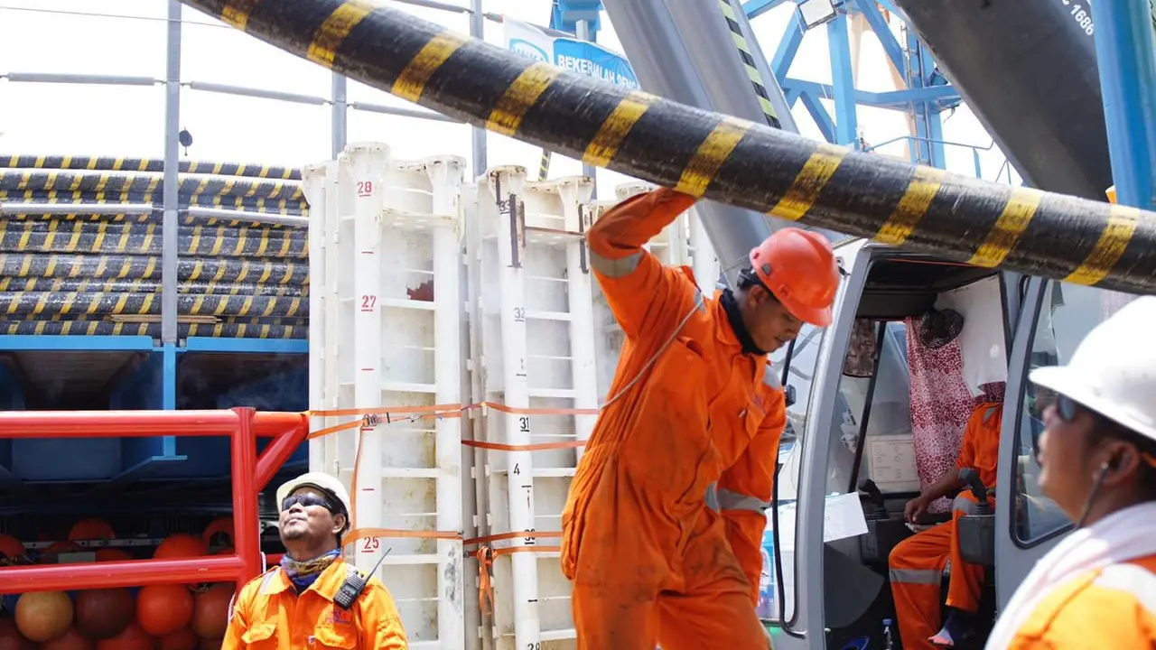 PT PLN (Persero) berhasil mengoperasikan kabel bawah laut, line ketiga (sirkit III) jaringan interkoneksi Sumatra-Bangka, Sabtu (10/12).