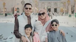 Mengawali tahun 2025 dengan ibadah umroh tentunya jadi momen yang luar biasa. Selalu harmonis dan jauh dari gosip tak sedap, netizen salut dengan kehangatan keluarga kecil Alyssa Soebandono dan Dude Harlino. Memasuki usia kanak-kanak, dua anak laki-laki Alyssa Soebandono ini tak lepas dari perhatian. Netizen ramai bubuhkan doa untuk keharmonisan keluarga artis ini. (Liputan6.com/IG/@ichasoebandono)