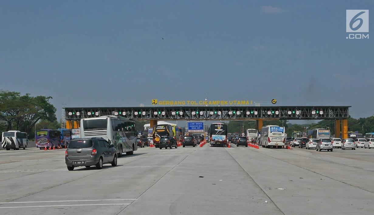 Kendaraan melintas di ruas tol yg diberlakukan one way setelah Gerbang Tol Cikampek Utama, Jawa Barat  (30/5/2019). Pemberlakuan one way mulai di GT Cikampek Utama langsung mengurai kemacetan yang terjadi di tol Cikampek. (Liputan6.com/Herman Zakharia)