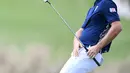 Reaksi pegolf Inggris, Justin Rose saat berkompetisi pada nomor perseorangan putra cabang golf di Olimpiade 2016, Kamis (11/8). Meski menciptakan hole in one, Rose secara keseluruhan hanya menempati peringkat ke-8 pada hari pertama. (Jim WATSON/AFP)