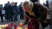 Warga meletakan meletekan lilin di dekat lokasi ledakan bom di stasiun kereta bawah tanah St. Petersburg, Senin (3/4). Dikabarkan kejadian tersebut menewaskan 10 orang dan menghancurkan sebuah gerbong kereta. (AP Photo / Dmitri Lovetsky)