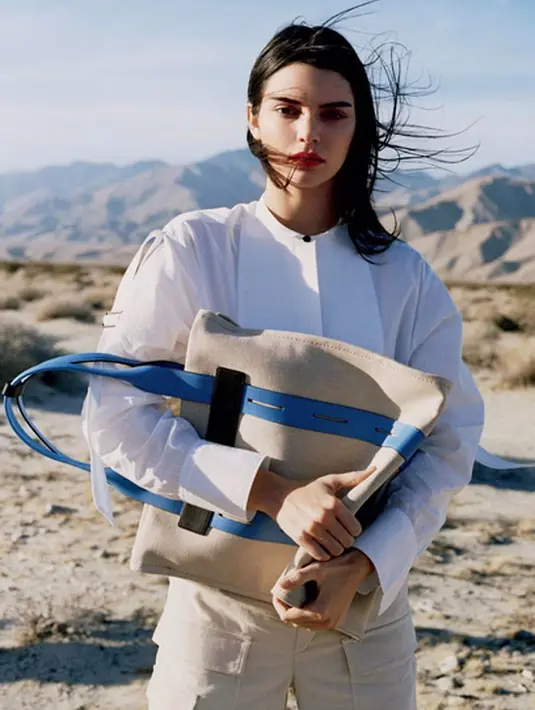 Kendall Jenner, nampaknya satu-satunya keluarga Kardashian-Jenner yang tidak hamil untuk saat ini. Seperti yang diketahui, sampai saat ini tidak diketahui siapa kekasih Kendall yang sebenarnya. (Instagram/kendalljenner)