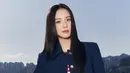 Hingga elegan dengan cropped navy blazer berkancing emas. Siluet relaxed dan oversized semakin menambah kesan modern prep yang timeless dan refined. [Dok/Tommy Hilfiger].