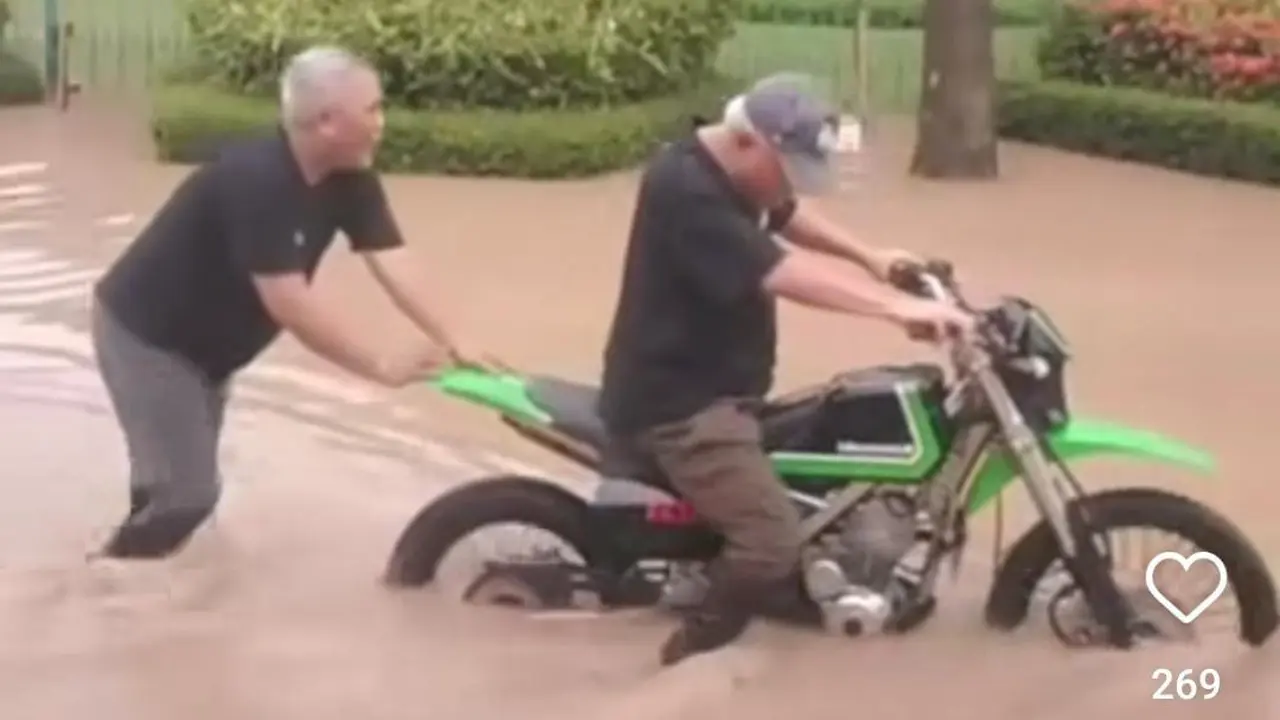 Basuki Hadimuljono viral lantaran mengayuh motor di tengah banjir
