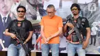 Pengemudi yang mendorong-dorong dan mencekik polisi saat hendak ditilang dekat Gerbang Tol Angke tertunduk saat diamankan Polres Jakarta Barat, Sabtu (8/2/2020). Polisi menangkap pria berinisial TS tersebut setelah videonya mengajak duel polisi sempat viral di media sosial. (merdeka.com/Imam Buhori)